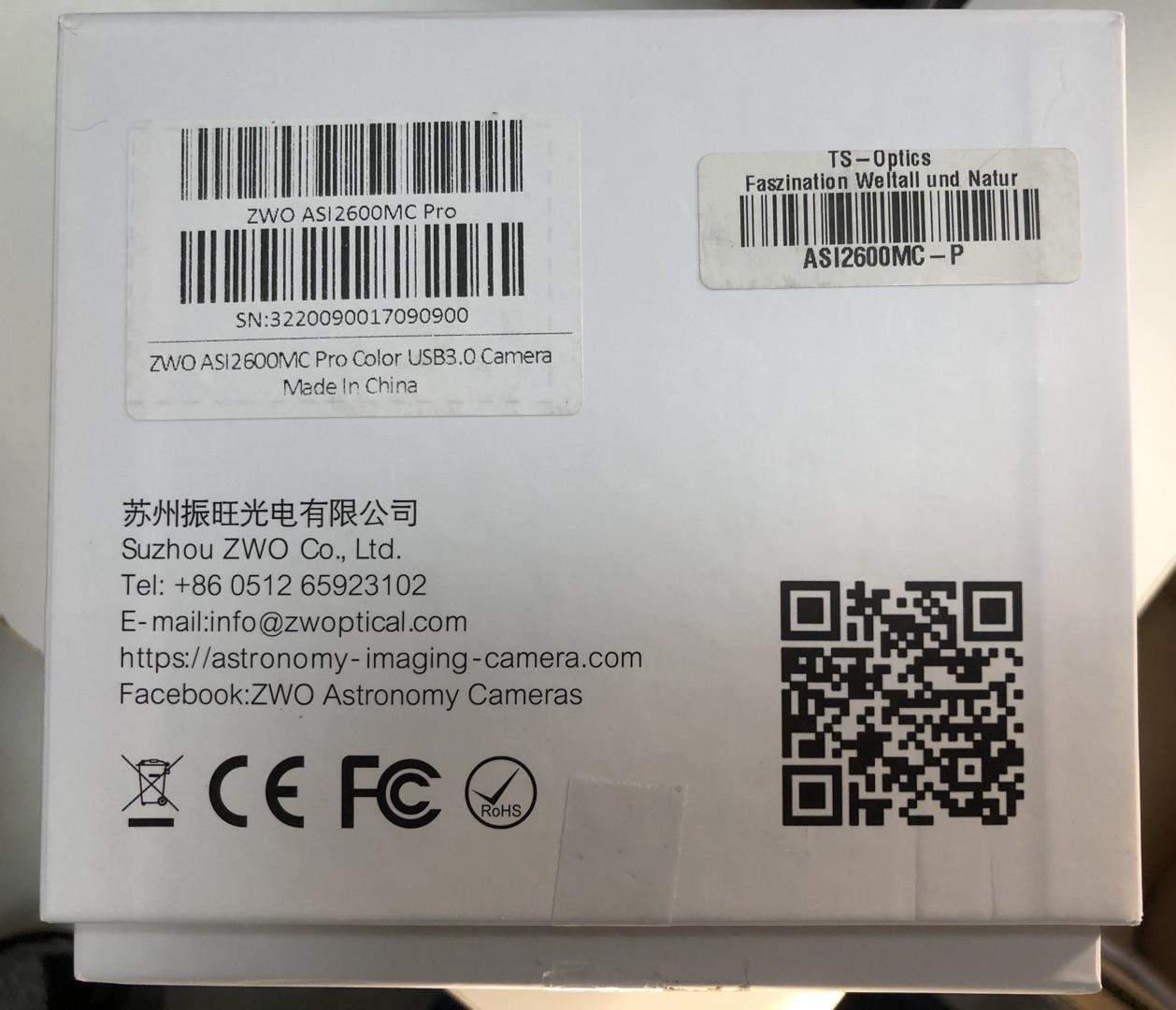 图片展示的是ZWO ASI2600MC Pro相机的白色产品外包装盒侧面。左侧有黑色条形码，下方标注SN：3220090017090900，以及相机型号、产地等信息。右侧贴有“TS - Optics Faszination Welfall und Natur”字样的标签，下方是AS12600MC - P的条形码。包装盒底部印有苏州振旺光电有限公司的相关信息及认证标志。此图与文档中介绍相机SN查找位置的内容相关，直观呈现了SN标签所在位置。