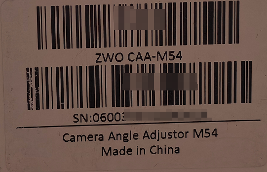 图片展示的是ZWO CAA-M54相机角度调整器的侧面贴纸。贴纸上印有黑色条形码，中间标注“ZWO CAA-M54”，下方是“SN:06003”及“Camera Angle Adjustor M54 Made in China”字样。该图片与文档中查找设备序列号(SN)的内容相关，对应于“彩色BOX的侧面贴纸中可找到产品SN”这一查找方式，直观呈现了产品序列号的位置。