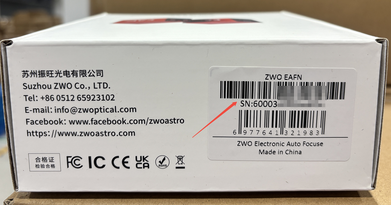 图片展示的是ZWO EAFN相机的外包装盒侧面。左侧印有苏州振旺光电有限公司的相关信息，包括电话、邮箱、Facebook和官网网址。右侧有一个贴纸，贴纸上标注了“SN:60003”等信息，还印有条形码、ZWO Electronic Auto Focuse及“Made in China”字样。图片中红色箭头指向该贴纸，突出显示了产品序列号（SN）的位置，与文档中查找设备序列号（SN）的上下文内容相呼应。