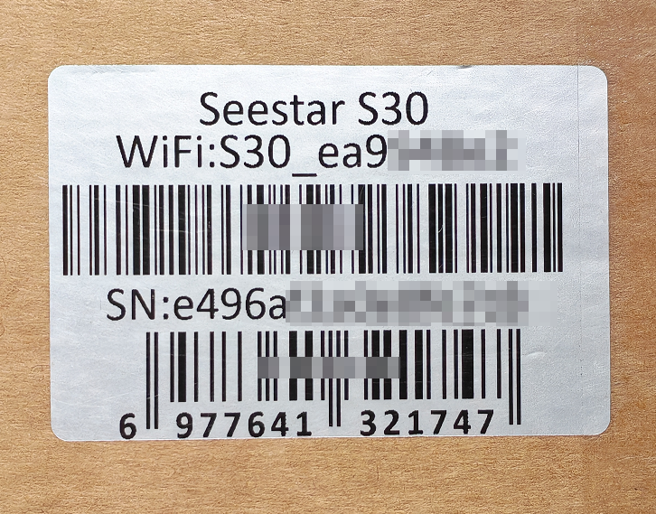 图片展示的是Seestar S30设备外包装箱侧面的贴纸。贴纸上印有“Seestar S30”字样及WiFi名称“WiFi:S30_ea9”，下方有条形码。关键信息部分，WiFi名称后缀为“ea9”，设备序列号（SN）为“e496a”，部分信息被模糊处理。该图片与文档中查找设备序列号（SN）的上下文相关，对应查找方法中“外包装箱”步骤里，牛皮纸箱侧面贴纸中可找到产品SN或WIFI名称后缀的内容。