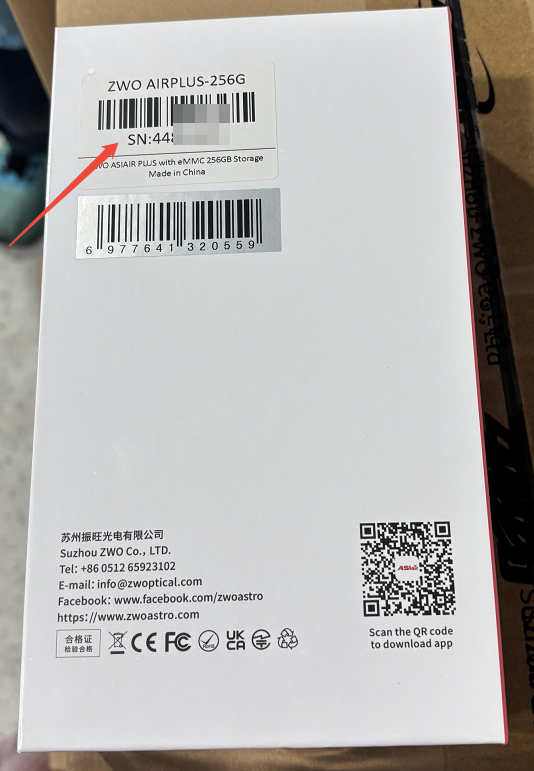 图片展示的是ZWO AIRPLUS - 256G设备的外包装盒底部贴纸。贴纸上用黑色字体标注了产品型号“ZWO AIRPLUS - 256G”，并有条形码。关键信息部分，用红色箭头指向标注了“SN:44”，即设备序列号（SN），其后有部分信息被模糊处理。该图片与文档中“ASIAIR Series - 外箱/BOX”部分内容对应，直观呈现了在彩色BOX底部贴纸上可找到产品SN这一查找设备序列号的方法。