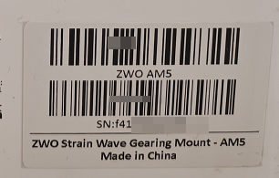 图片展示的是ASIMount Series设备外包装箱侧面贴纸上的内容，贴纸上有两个条形码，条形码上方有“ZWO AM5”字样，下方标注“SN:F41”等信息，还标明设备名称为“ZWO Strain Wave Gearing Mount - AM5”以及“Made in China”。此图片与上文介绍的在ASIMount Series设备彩色BOX侧面贴纸中可找到产品SN的内容相关，直观呈现了外箱侧面贴纸上的SN等关键信息。