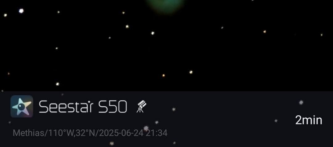 图片展示的是Seestar S50实时叠加拍摄的界面。画面中呈现了夜空中的星星，右下角显示“2min”字样。界面底部有S…